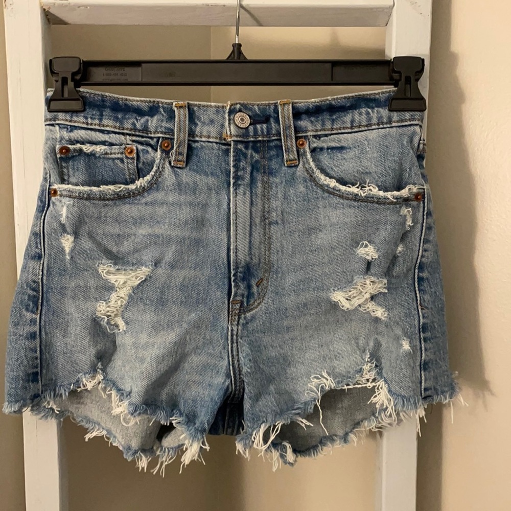 NWT Abercrombie & Fitch Distressed High Rise Mom Short Medium-Wash